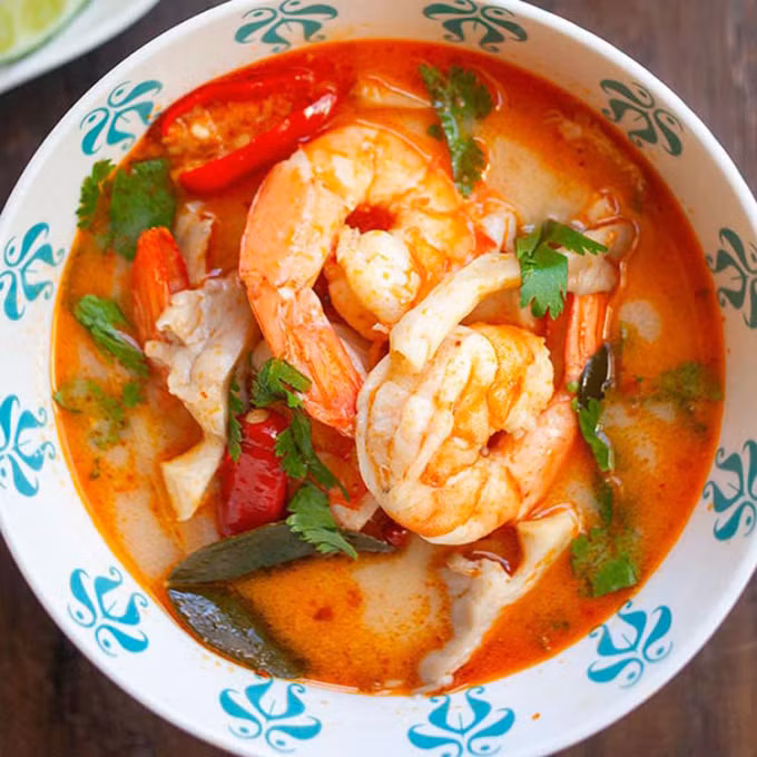 Súp Tom Yum (Tom yum goong), Thái Lan "Tom" có nghĩa là canh, "yum" có nghĩa là chua cay. Tom yum goong là súp tôm chua cay, và là một trong những món ăn nổi tiếng nhất của xứ sở chùa vàng. Ảnh: Rasa Malaysia