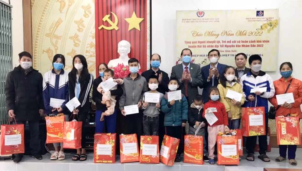 Lãnh đạo Hội Bảo trợ NKT-TMC tỉnh và Hiệp hội Doanh nghiệp TP Cẩm Phả trao tặng quà cho người khuyết tật, trẻ mồ côi tại huyện Hải Hà.