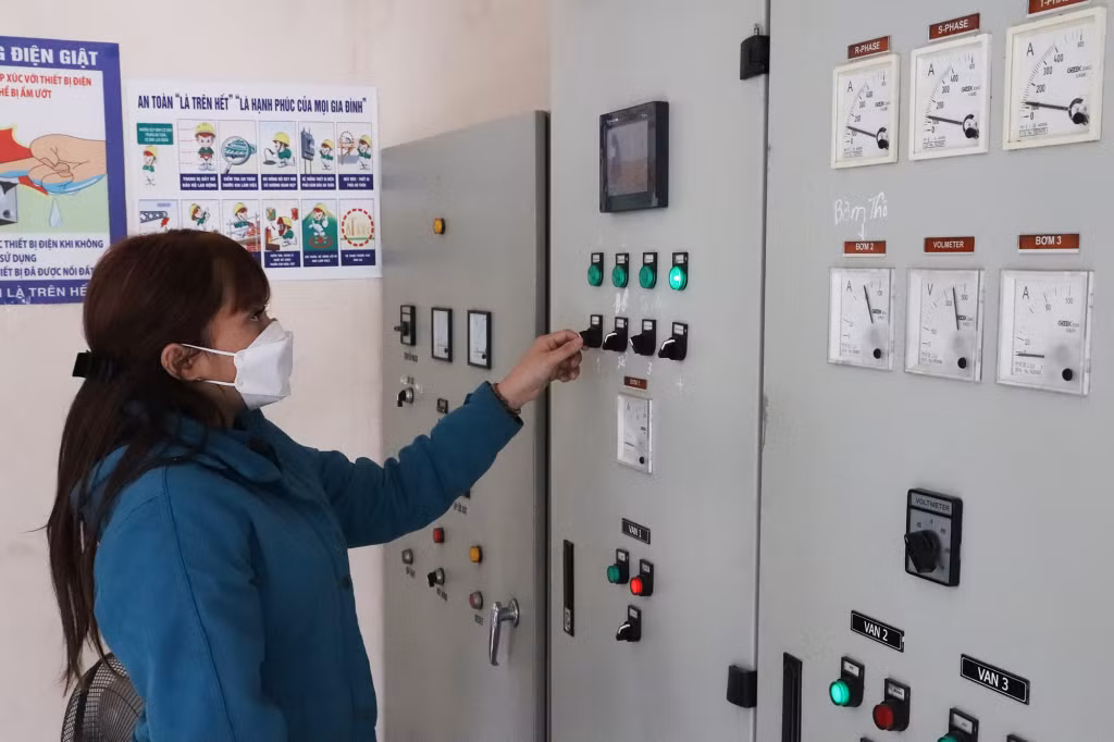 Công ty CP Nước sạch Quảng Ninh bố trí nhân lực trực 24/7 tại các nhà máy, trạm xử lý nước để đảm bảo việc cung cấp nước cho người dân trong dịp Tết Nguyên đán 2022.