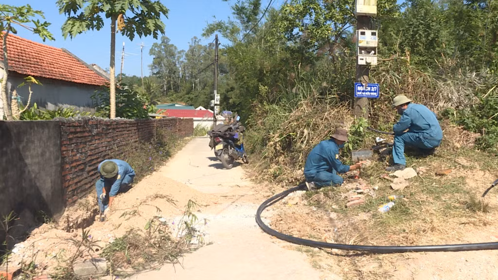 Công nhân Xí nghiệp nước Bãi Cháy thay thế đường ống kẽm, thép kém chất lượng phục vụ người dân tổ 8, khu 7, phường Việt Hưng, TP Hạ Long.