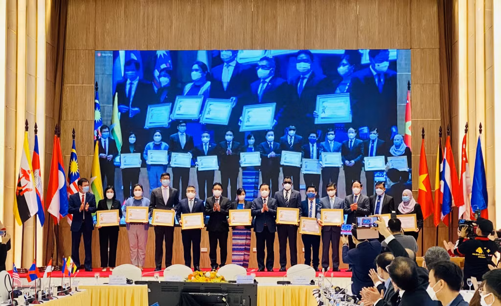 Ông Hoàng Đạo Cương - Thứ trưởng Bộ Văn hóa, Thể thao và Du Lịch trao thư mời tham dự SEA Games 31 cho đại diện 10 Đại sứ quán các quốc gia Đông Nam Á.