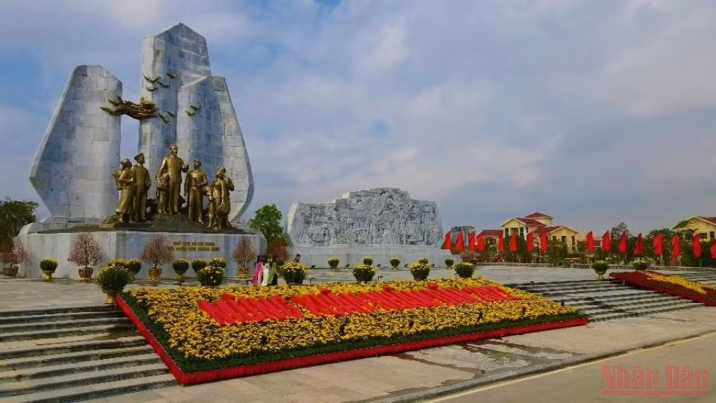 Quảng trường Hồ Chí Minh ở thành phố Đồng Hới là địa điểm được nhiều khách du lịch và người dân địa phương đến thăm và chụp ảnh check in.