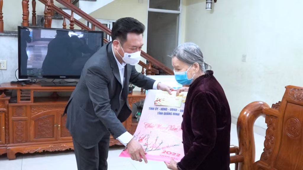 Đồng chí Chủ nhiệm Uỷ ban Kiểm tra Tỉnh uỷ Nguyễn Đức Thành tặng quà Tết bà Trần Thị Kính, vợ liệt sỹ, tại tổ 1, khu Tân Lập 4, phường Cẩm Thuỷ.
