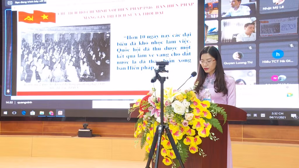 Giảng viên Tô Thị Thanh Lê (khoa Nhà nước và pháp luật) trình bày tham luận tại Hội thảo “Hiến pháp năm 1946 – 75 năm giá trị lý luận và thực tiễn (09/11/1946 – 09/11/2021)”
