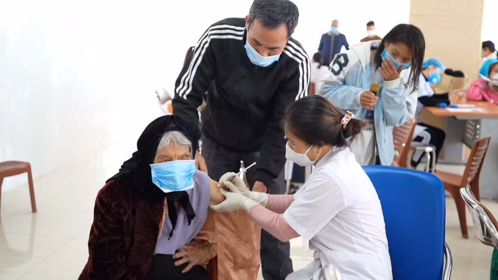 TTYT TP Móng Cái triển khai tiêm vắc-xin phòng Covid-19 mũi 3 cho người dân trên địa bàn.