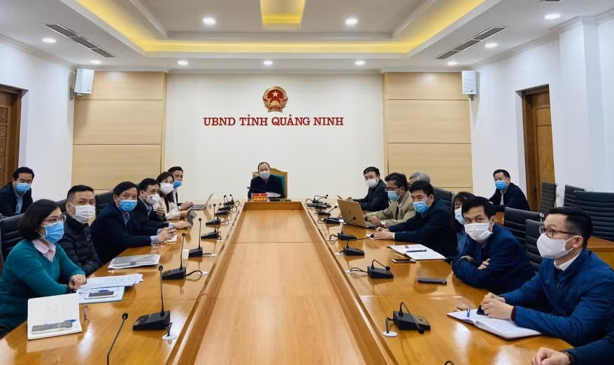 Đại diện lãnh đạo các sở, ngành liên quan dự hội nghị tại điểm cầu UBND tỉnh Quảng Ninh.