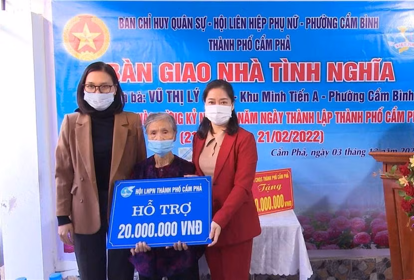 Hội LHPN TP Cẩm Phả trao hỗ trợ xây nhà tình nghĩa cho bà Vũ Thị Lý, phường Cẩm Bình (TP Cẩm Phả).