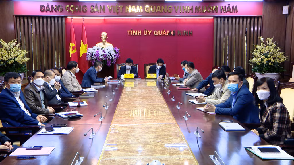 Đồng chí Ngô Hoàng Ngân, Phó Bí thư Thường trực Tỉnh ủy, Trưởng đoàn Đại biệu Quốc hội Tỉnh dự hội nghị tại đầu cầu Quảng Ninh
