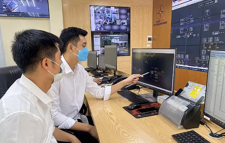 Các kỹ sư của PC Quảng Ninh kiểm tra thiết bị và hệ thống kênh truyền từ trung tâm điều khiển xa.