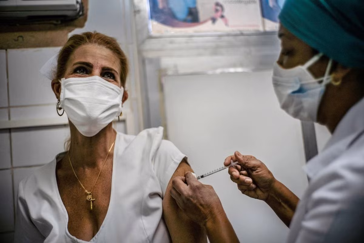 Một y tá ở Cuba được tiêm vaccine Soberana 02 do nước này tự phát triển hồi tháng 3/2021. Ảnh: Reuters.