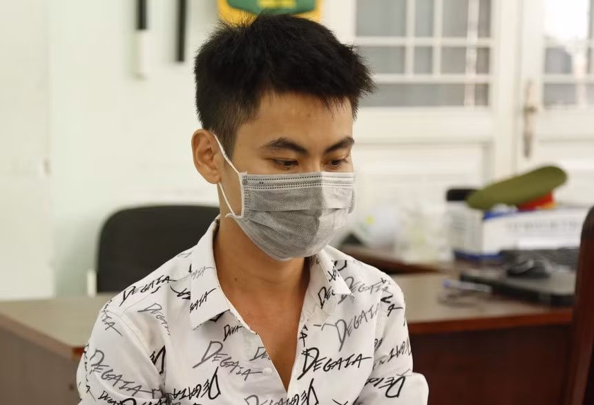 Cảnh bị tạm giữ để điều tra về hành vi cưỡng dâm, cưỡng đoạt tài sản. Ảnh: T.K.