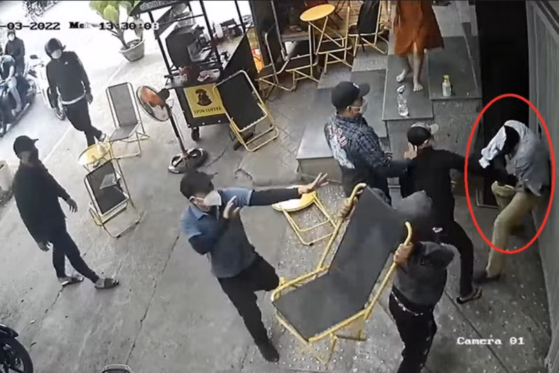 Nhóm người xăm trổ dùng tay chân, ghế đánh hội đồng ông H (áo trắng).