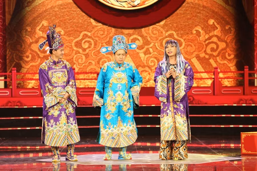 2019 cặp đôi cùng diện bộ đồ tím mới lạ, cô Đẩu nổi bật với mái tóc rực rỡ. Ảnh: VFC.