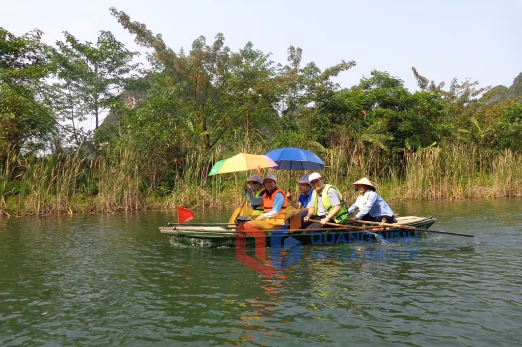 Du khách ngồi thuyền khám phá rừng ngập mặn Đồng Rui (1-2022). Ảnh: Vi Thị Hai (Trường TH&amp;THCS Đồng Rui, Tiên Yên)