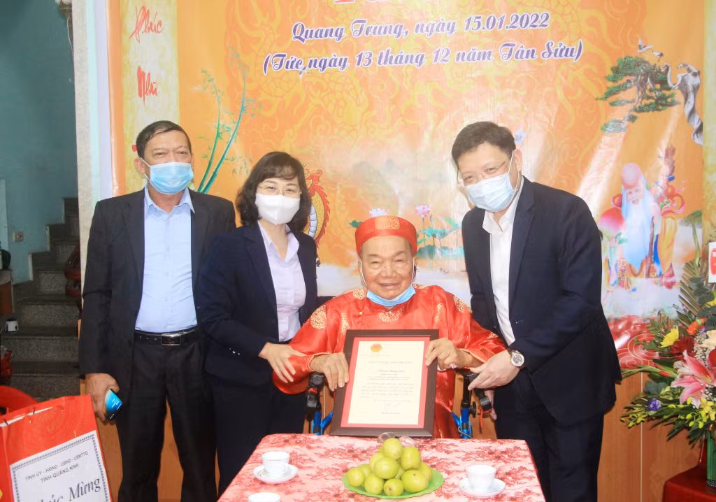 Đồng chí Trịnh Thị Minh Thanh, Phó Bí thư Tỉnh ủy trao thiếp mừng thọ 100 tuổi của Chủ tịch Nước cho bà Lê Thị Hiến, khu Phú Thành Tây, phường Yên Thanh, TP Uông Bí.