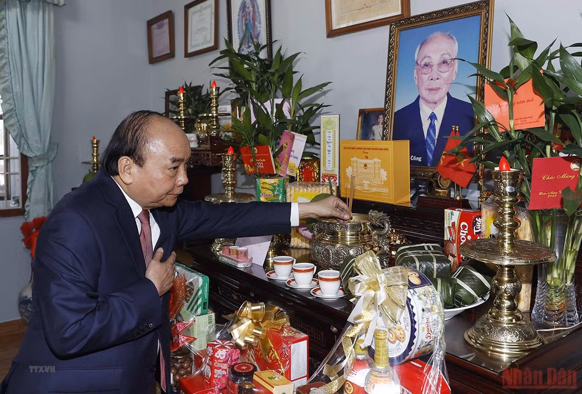 Chủ tịch nước Nguyễn Xuân Phúc dâng hương tưởng nhớ đồng chí Võ Chí Công, Chủ tịch Hội đồng Nhà nước, từ 1987-1992. (Ảnh: TTXVN)