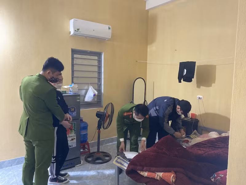 Phòng 5, Cục An ninh mạng và PCTP sử dụng công nghệ cao phối hợp với Công an huyện Tân Yên thực hiện lệnh khám xét nhà đối tượng.