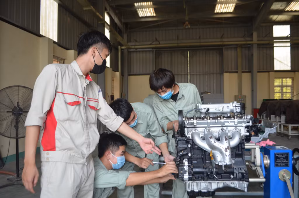Sinh viên Trường Cao đẳng Việt - Hàn Quảng Ninh thực hành chuyên ngành công nghệ ô tô.