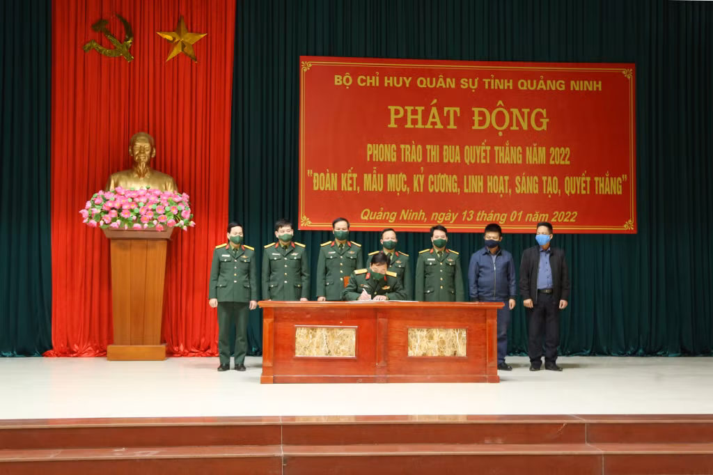 Đại tá Khúc Thành Dư, Chỉ huy trưởng Bộ CHQS tỉnh; Đại tá Nguyễn Quang Hiến, Chính ủy Bộ CHQS tỉnh, chứng kiến ký kết giao ước thi đua giữa các khối thi đua trong LLVT tỉnh.