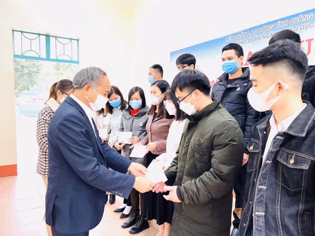 Chủ đầu tư trường THPT Nguyễn Trãi trao quà Tết cho các giáo viên trong trường.