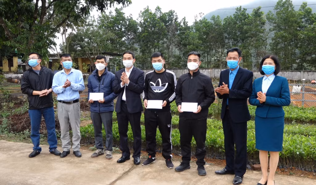 Trao quà Tết cho đoàn viên công đoàn khó khăn Công ty TNHH 1 thành viên Lâm nghiệp Ba Chẽ.
