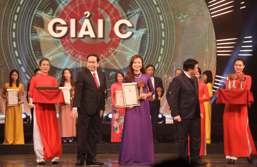 “Xây dựng chính quyền kiến tạo – Quyết tâm từ một Nghị quyết” của nhóm tác giả Ngô Thu Hiền - Nguyễn Thị Vân Anh đoạt giải C