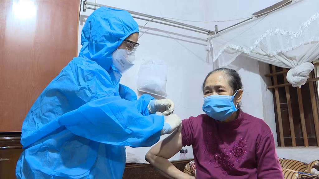 Nhân viên y tế tiêm tại nhà cho người cao tuổi, bệnh nền, đi lại khó khăn tại xã Tân Lập, huyện Đầm Hà.
