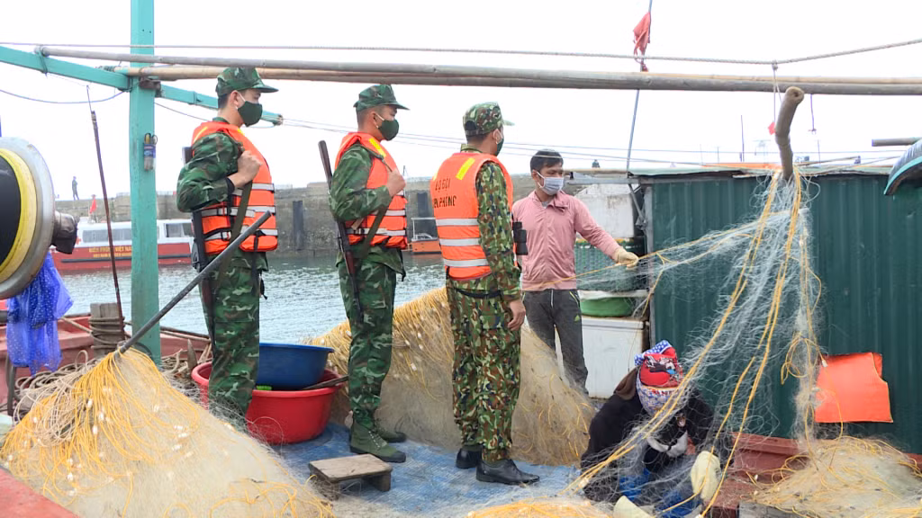 CBCS Đồn biên phòng đảo Trần thường xuyên tuyên truyền cho người dân đảo về phòng, chống dịch Covid-19.