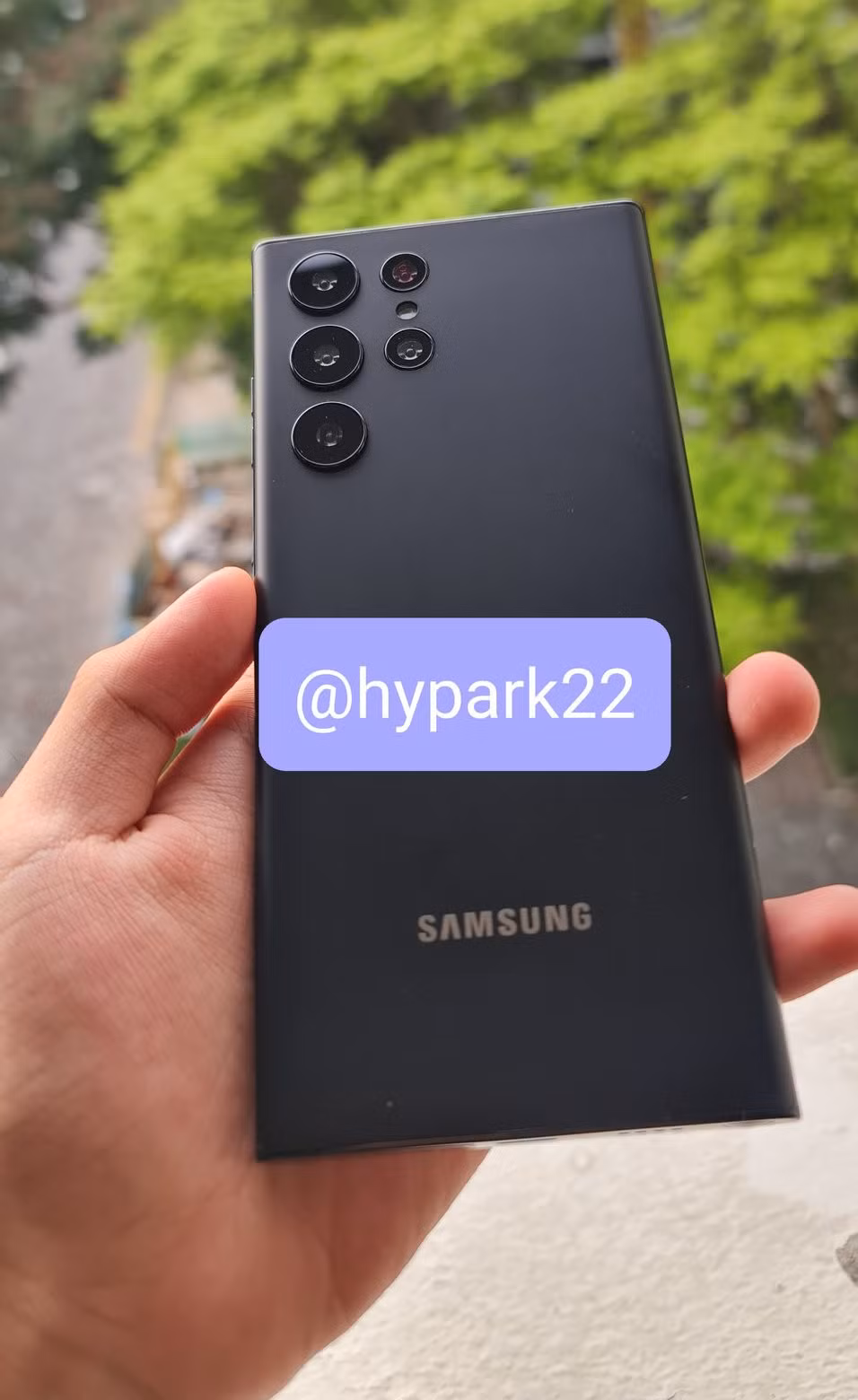 Galaxy S22 Ultra tuyệt đẹp xuất hiện ngoài đời thực