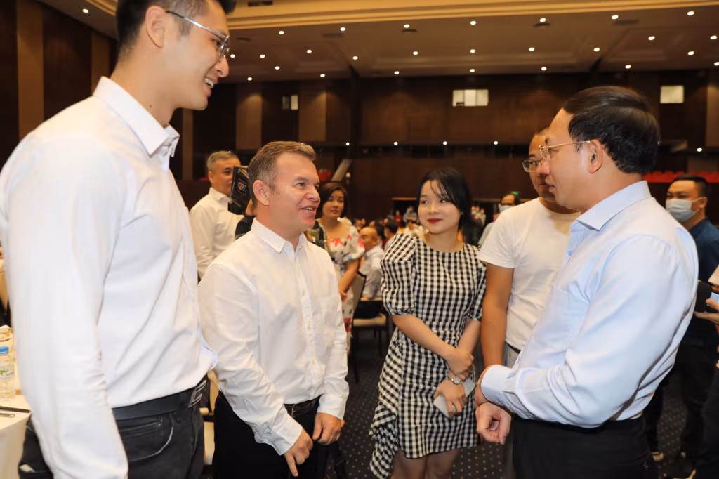 Đồng chí Nguyễn Xuân Ký, Ủy viên Trung ương Đảng, Bí thư Tỉnh ủy, Chủ tịch HĐND tỉnh, trò chuyện, trao đổi cùng các doanh nghiệp tại Hội nghị gặp mặt, chào mừng Ngày Doanh nhân Việt Nam do tỉnh tổ chức, ngày 9/10/2021. Ảnh: Đỗ Phương