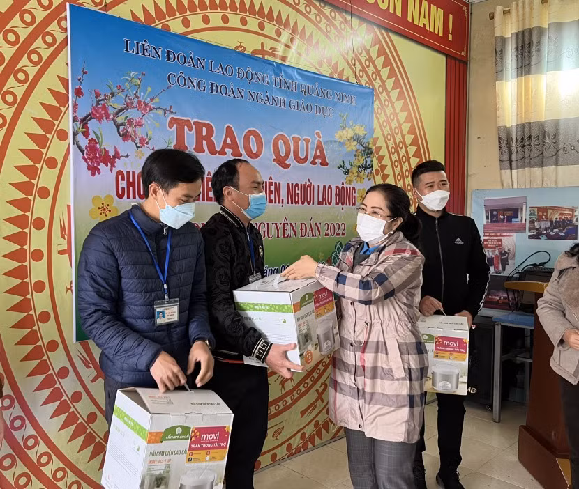 Đồng chí Đoàn Thị Thu Hiền, Chủ tịch Công đoàn ngành Giáo dục tặng quà cho giáo viên các trường ngoài công lập.
