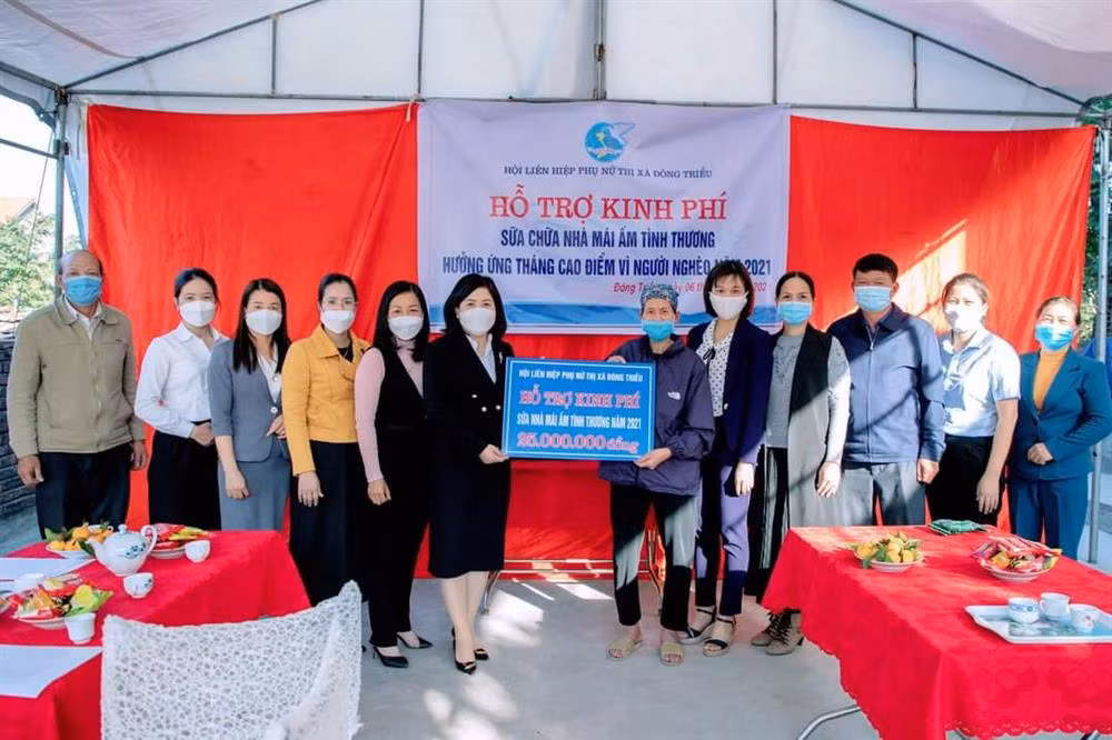Hội LHPN TX Đông Triều trao hỗ trợ xây dựng nhà mái ấm tình thương phụ nữ nghèo.