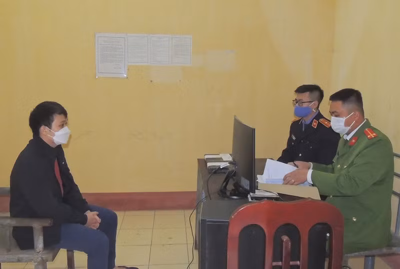 Cơ quan chức năng lấy lời khai đối tượng Nguyễn Hoàng Huy.