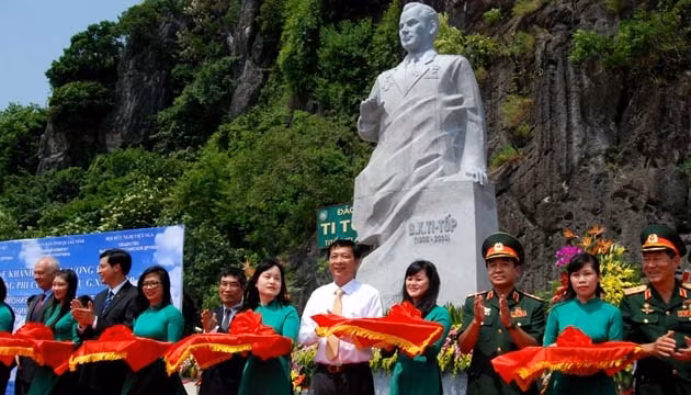 Tượng đài G.Ti-tốp được dựng tại đảo Ti-tốp trên Vịnh Hạ Long.