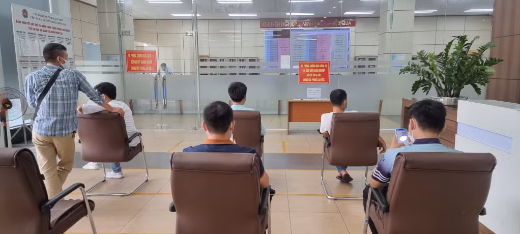Doanh nghiệp đến làm thủ tục tại Chi cục HQCK Móng Cái