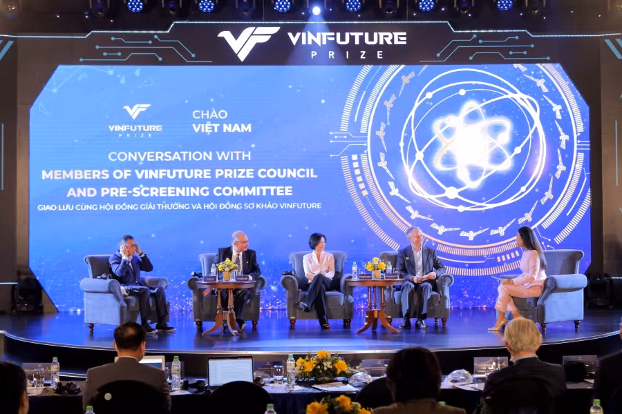 Các Giáo sư trong Hội đồng giải thưởng và Hội đồng sơ khảo VinFuture giao lưu sáng ngày 18/1.
