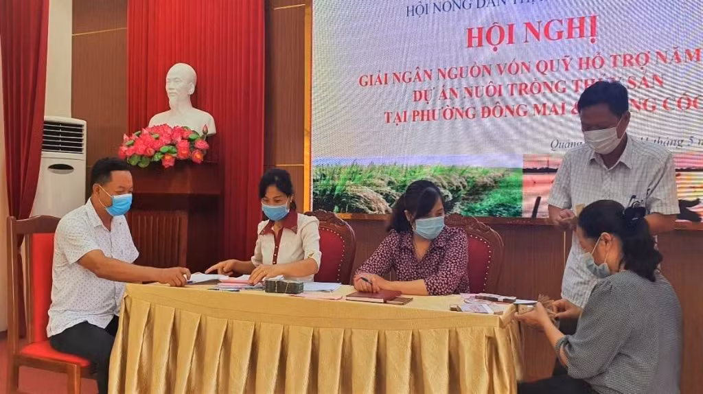 HND TX Quảng Yên giải ngân vốn vay Quỹ hỗ trợ nông dân cho hội viên phường Đông Mai.