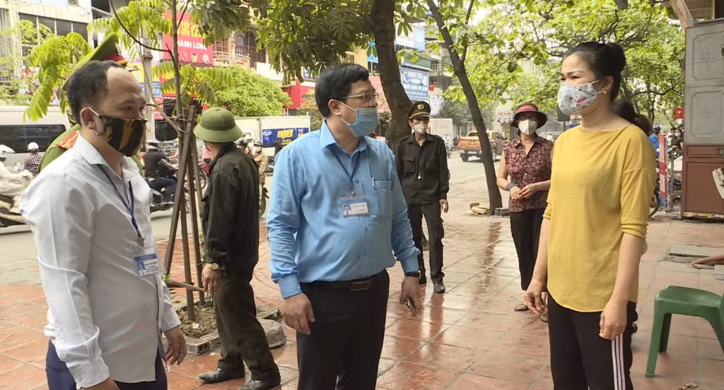 Lực lượng chức năng phường Cao Xanh tuyên truyền, nhắc nhở người dân kinh doanh không lấn chiếm vỉa hè, hành lang ATGT, vi phạm TTĐT.