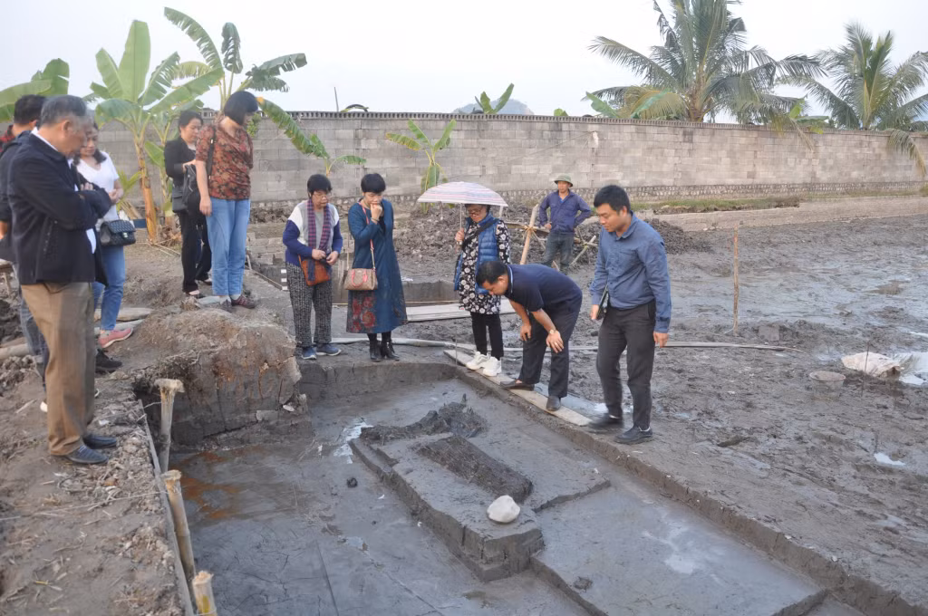 Khu vực khai quật tìm thấy các cọc, cột gỗ nằm trong các ao đầm và bãi triều ven sông Đá Bạc.