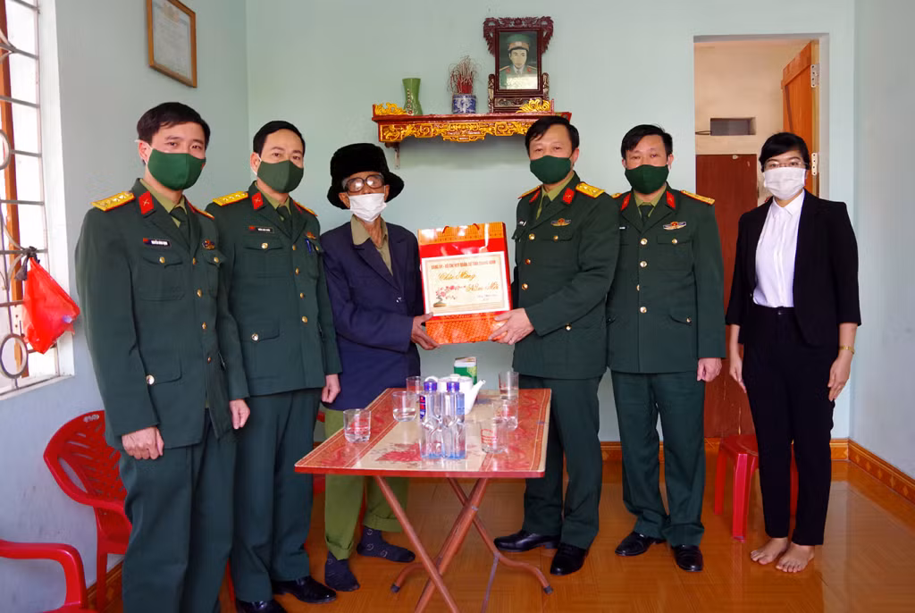 Thượng tá Đỗ Quyết Khoa, Phó Chính ủy Bộ CHQS tỉnh tặng quà cho gia đình ông Bùi Huy Tích, thân nhân Liệt sỹ