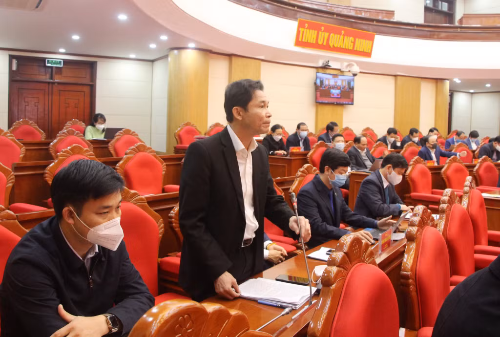 Đồng chí Hồ Văn Vịnh, Bí thư Thị ủy Quảng Yên, phát biểu tại hội nghị.