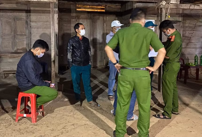 Công khám làm việc với gia đình 2 nạn nhân. Ảnh: D.P.