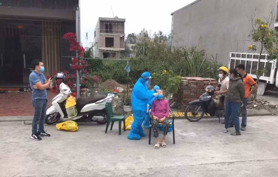 Nhân viên y tế TP Hạ Long lấy mẫu xét nghiệm sàng lọc cộng đồng cho người dân phường Hà Khánh.