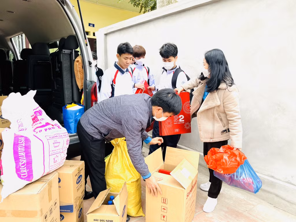 Chuyến xe chở quà Tết đem theo niềm vui cho các giáo viên trường ngoài công lập miền Đông.