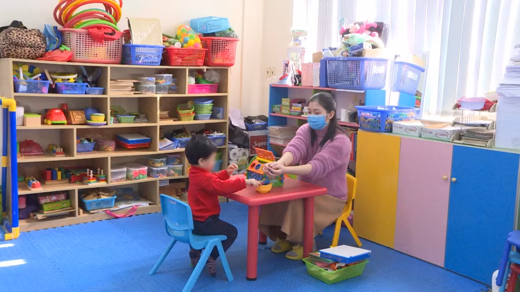 Trị liệu cho trẻ rối nhiễu tâm trí, tự kỷ tại Trung tâm Công tác xã hội tỉnh.