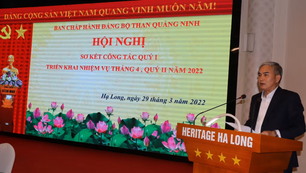 Đồng chí Vũ Anh Tuấn, Ủy viên Ban Thường vụ Tỉnh ủy, Bí Thư Đảng ủy Than Quảng Ninh, Phó Tổng giám đốc Tập đoàn Công nghiệp Than - Khoáng sản Việt Nam phát biểu tại hội nghị.