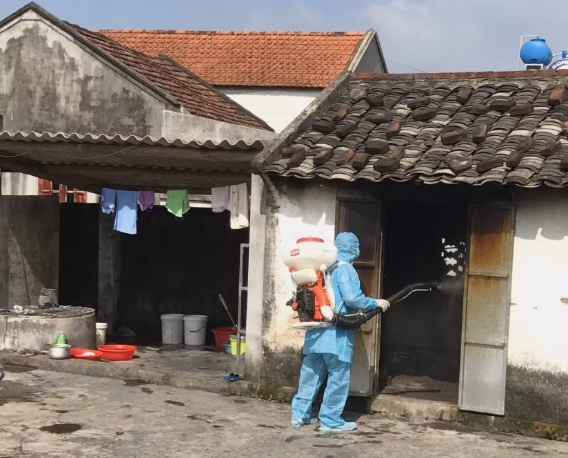 Nhân viên Y tế phun diệt muỗi phòng bệnh sốt xuất huyết tại phường Hồng Hải, TP Hạ Long vào tháng 4/2021.