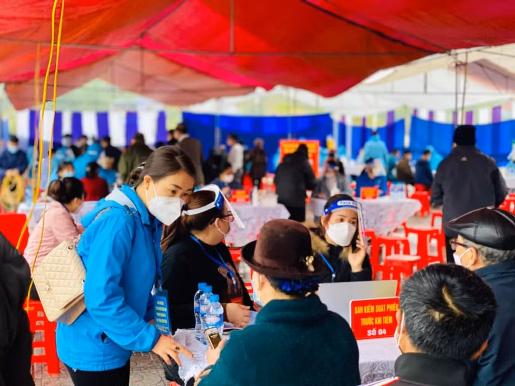 ĐVTN trên địa bàn huyện Tiên Yên tham gia hỗ trợ công tác tiêm chủng vắcxin Covid-19 trên địa bàn.