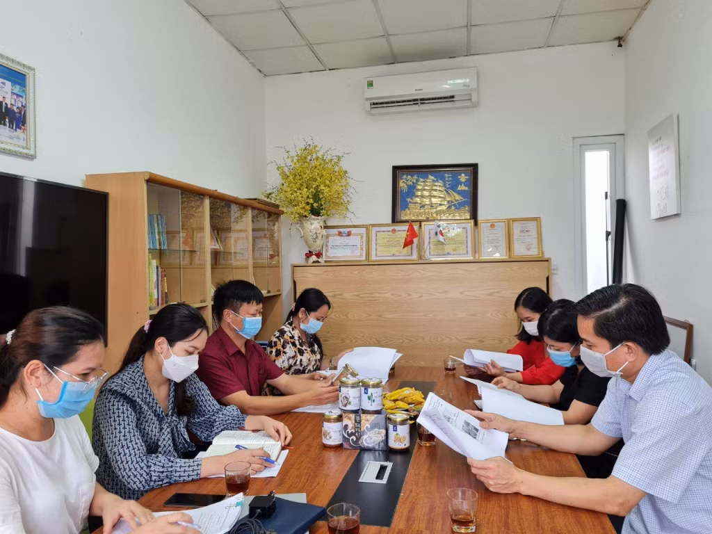 Đoàn kiểm tra Văn phòng Điều phối NTM tỉnh kiểm tra hoạt động sản xuất sản phẩm OCOP tại Công ty BAVABI (huyện Vân Đồn).