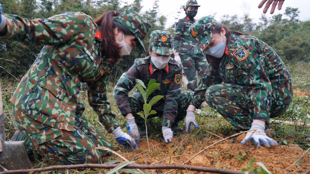Đoàn viên Đoàn Thanh niên Cơ quan Bộ CHQS tỉnh tham gia trồng cây đầu năm 2022 tại căn cứ Hậu cần kỹ thuật Bộ CHQS tỉnh.